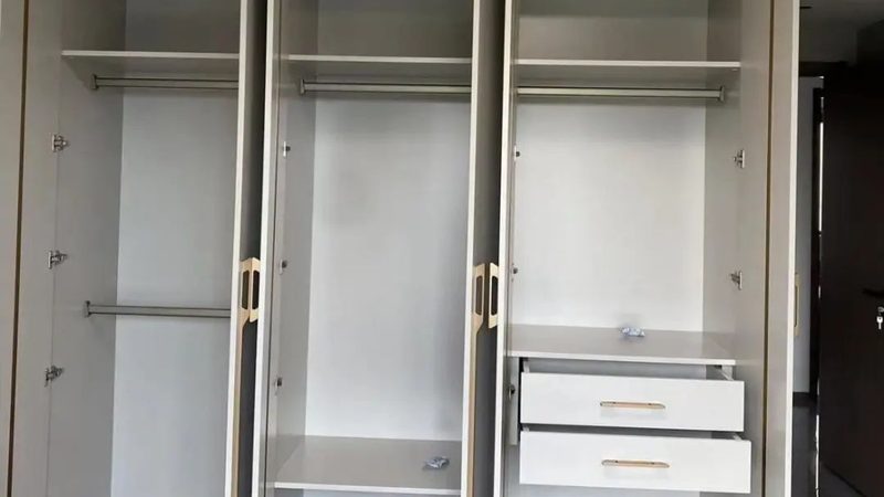 在签订定制家具合同时，首先要确保合同内容详尽，包括但不限于以下方面：